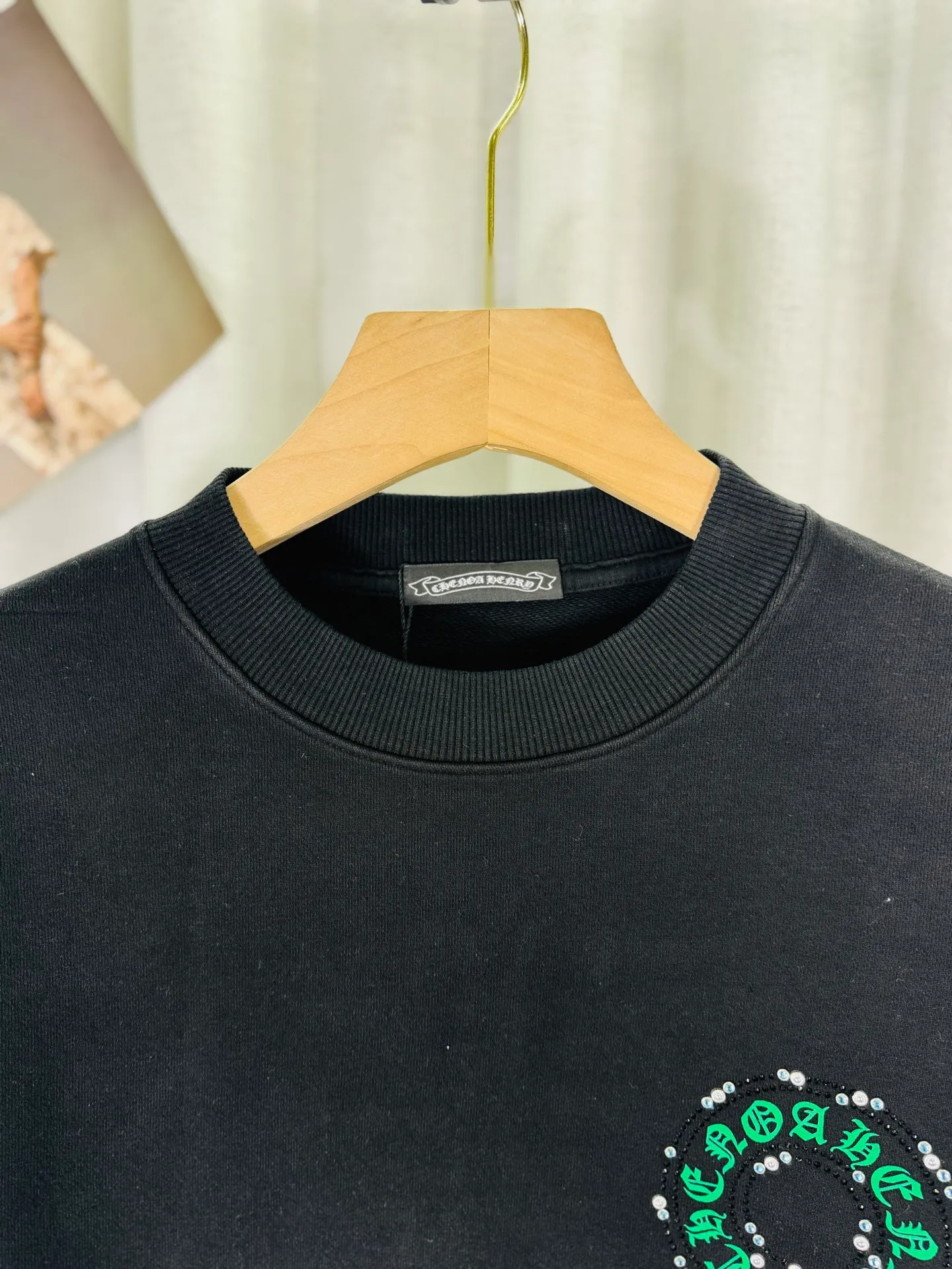 P260 top version, real shot without P, ​​different from market currency) 𝗖𝗵𝗿𝗼𝗺𝗲 𝗛𝗲𝗮𝗿𝘁𝘀/Cro Heart 2025 Reflective Embroidery Beads Compass Embroidery Autumn and Winter New Original Counter American Laser Burnt 3D Diamond Embroidery Couple Casual Sweater 👑The highest version! Customized fabric 420g tripe terry fabric! American acid-washed and distressed original fabric laser burnt ✟appliqué embroidery and exquisite embroidery of letters! The best-selling model in the counter, very comfortable to wear. Accessories: original molded and authenticated collar label➕100% silk wash label. Genuine purchase-grade original hangtag➕matching hanging rope➕3D hanging beads➕original packaging bag. Craftsmanship: The original version has consistent wiring! The highest version of the armhole matching technique! Color: Black White Size: S M L XL Style No.: 9321